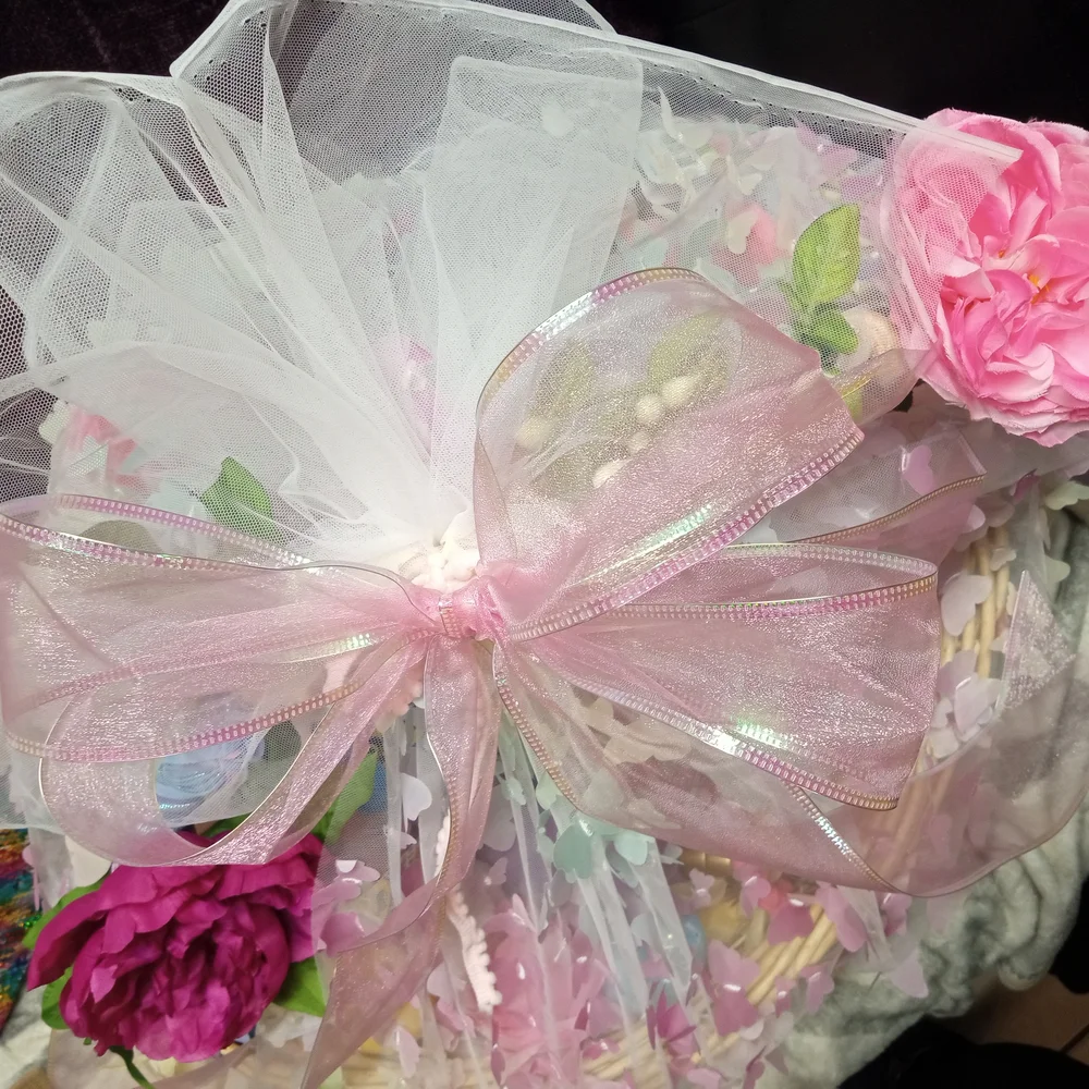 Pink Floral custom gift baskets with pink 🎀 ribbon and pop out🦋.